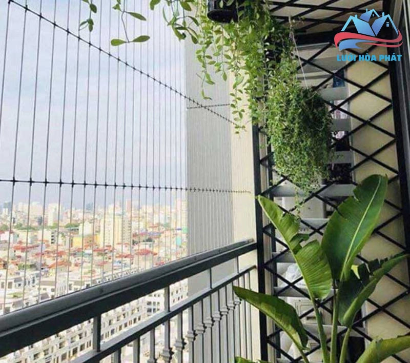 Lưới an toàn ban công trường mầm non làm từ chất liệu cáp thép bọc nhựa