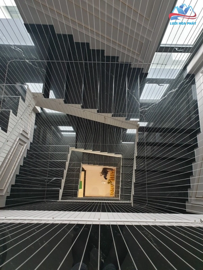 Lưới cầu thang nhà phố làm bằng lưới cáp inox