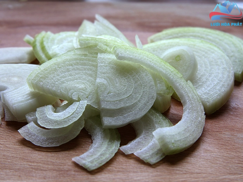 Đặt hành tây cắt lát trong nhà để đuổi muỗi
