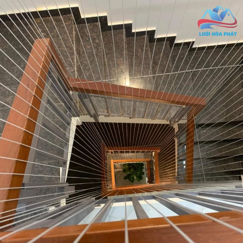 Tại sao lưới cầu thang nhà phố bảo vệ an toàn hàng đầu cho gia đình bạn?