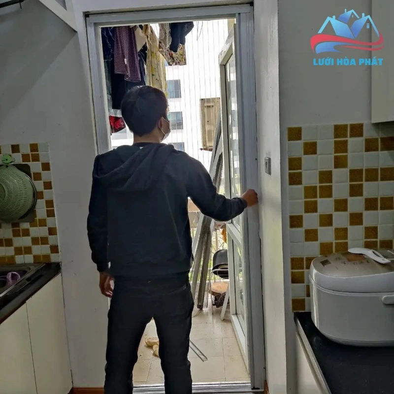 thi công cửa lưới chống muỗi dạng xếp 1 cánh màu trắng DX 14