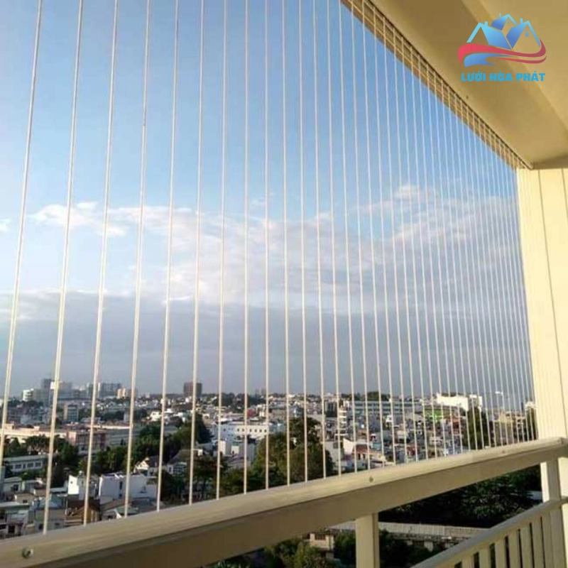 Lưới an toàn ban công được thiết kế với các sợi cáp nhỏ, mảnh, gần như vô hình từ xa