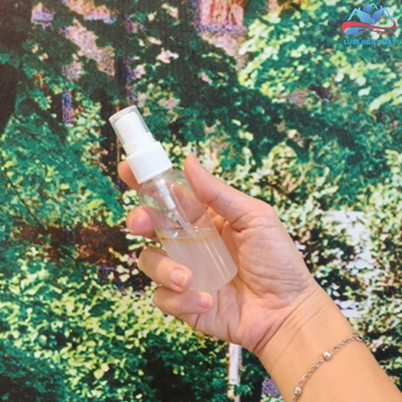 Làm nước xịt phòng từ hương thảo