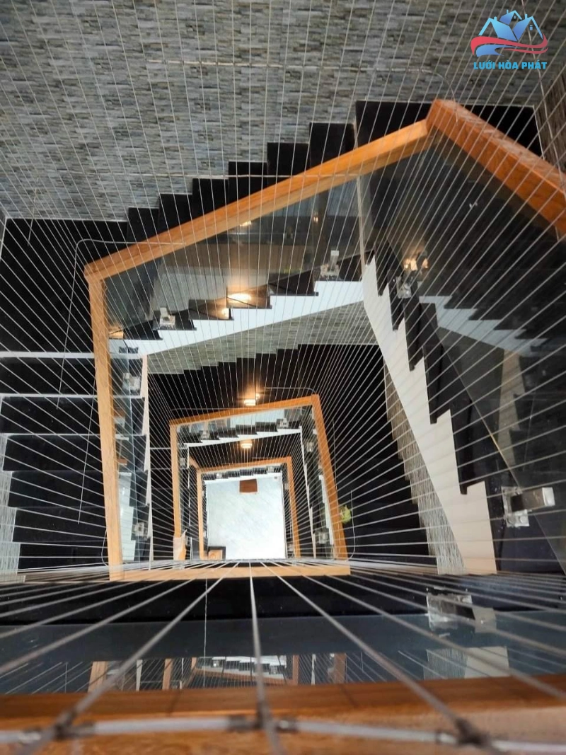 Quy trình lắp đặt lưới cầu thang nhà phố chuyên nghiệp