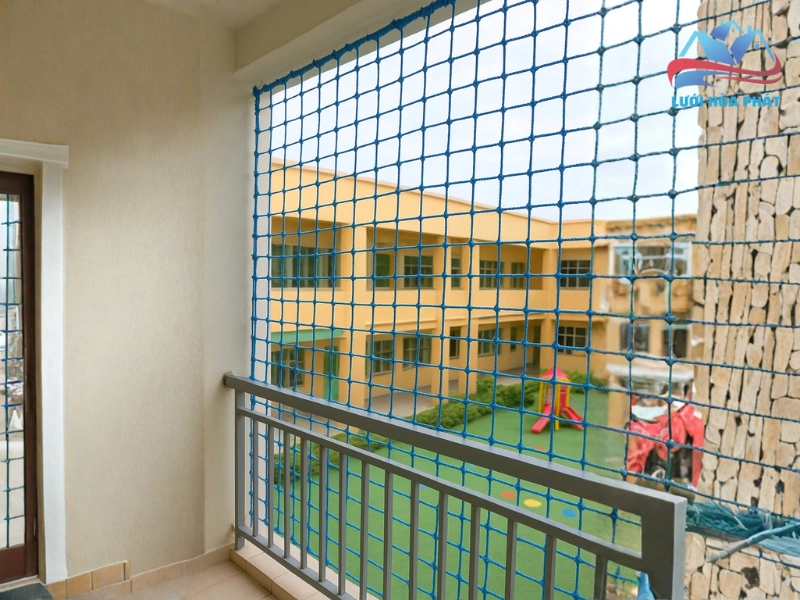 Lưới an toàn ban công trường mầm non làm từ chất liệu sợi tổng hợp