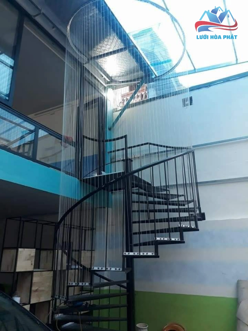 Lý do cấp thiết cần lắp lưới an toàn cầu thang trong nhà cao tầng