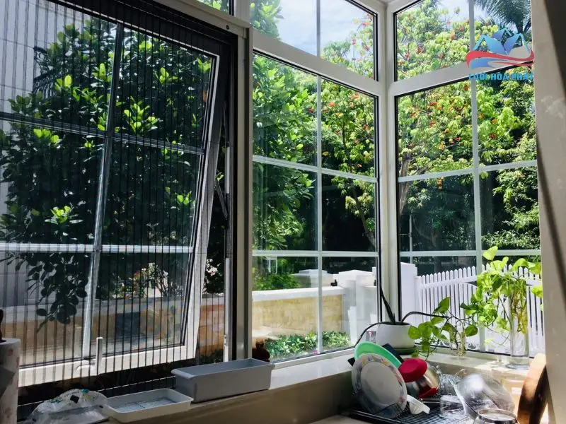 Cửa lưới chống muỗi dạng mở đóng giúp ngăn côn trùng hiệu quả
