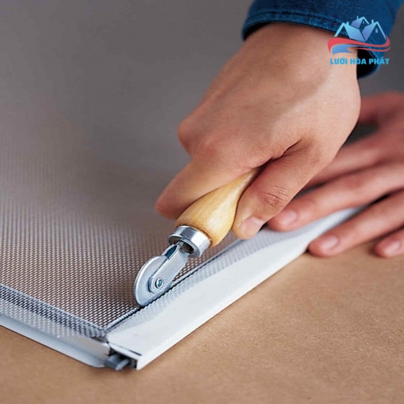 Hướng dẫn chi tiết quy trình thay lưới cửa chống muỗi tại nhà