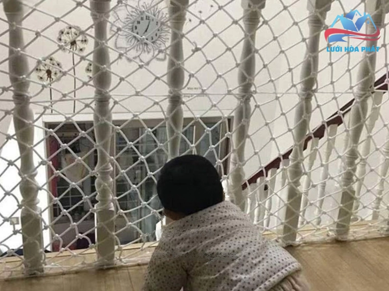  Lưới cầu thang trường mầm non làm bằng chất liệu sợi tổng hợp (lưới dù, lưới HDPE)
