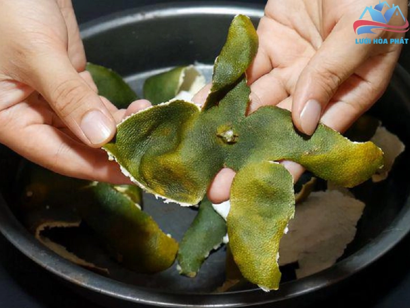 Xông khói vỏ quýt để đuổi muỗi