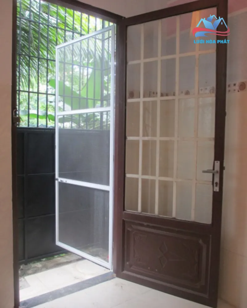 Tại sao nên mua cửa lưới chống muỗi inox 304 tại Lưới Hòa Phát?