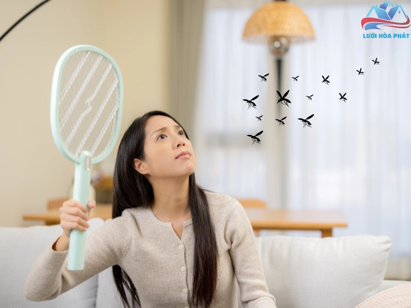 Sử dụng vợt muỗi điện để đuổi muỗi tại nhà