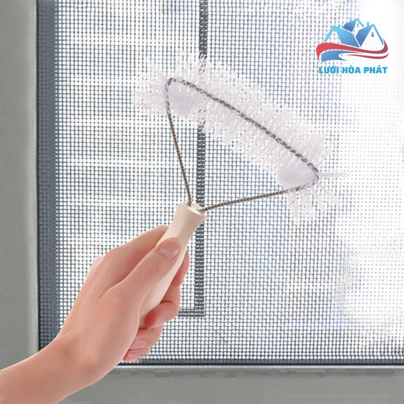 vệ sinh lưới chống muỗi tại nhà có thể giúp bạn tiết kiệm nhiều chi phí 