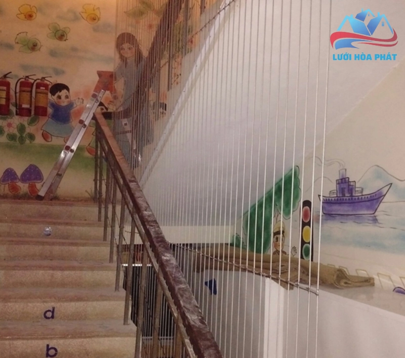Lưới cầu thang trường mầm non làm bằng chất liệu cáp inox bọc nhựa