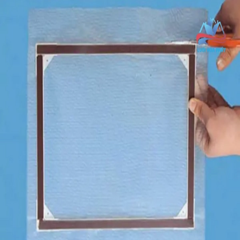 Hướng dẫn chi tiết cách căng lưới chống muỗi cho khung cố định