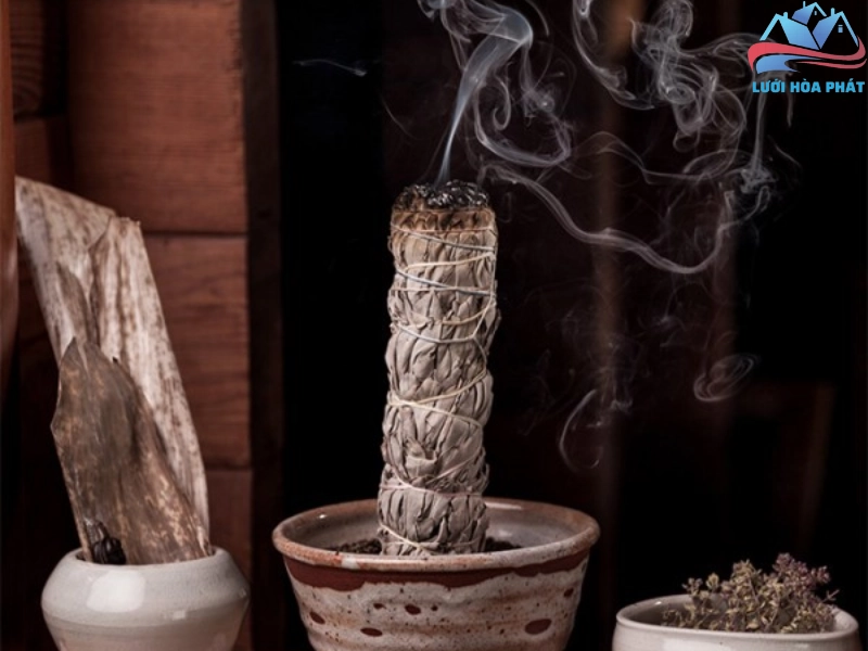 Sử dụng lá ngải cứu để đuổi muỗi cần đảm bảo an toàn cháy nổ nếu bạn đốt hoặc xông khói