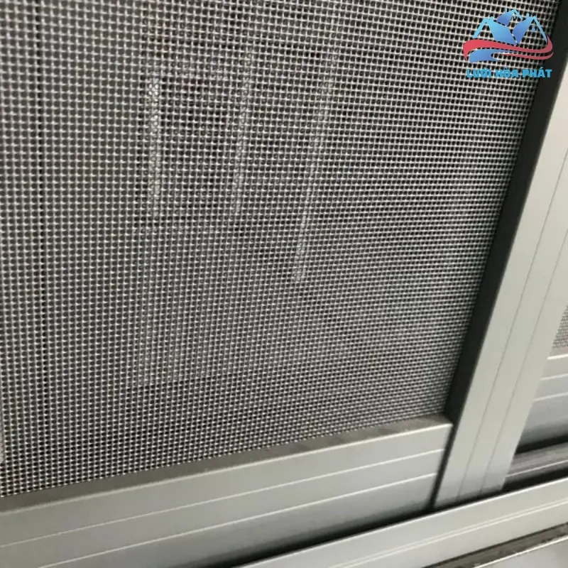 Tại sao nên lựa chọn cửa lưới chống muỗi inox tại Lưới Hòa Phát?