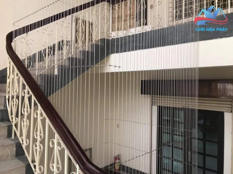 Lưới Hòa Phát - Giải pháp an toàn cầu thang tối ưu cho nhà cao tầng